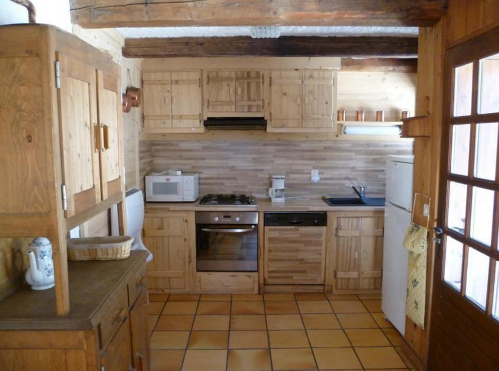 Maison chaleureuse à Notre-Dame-de-Bellecombe avec cheminée. - 2