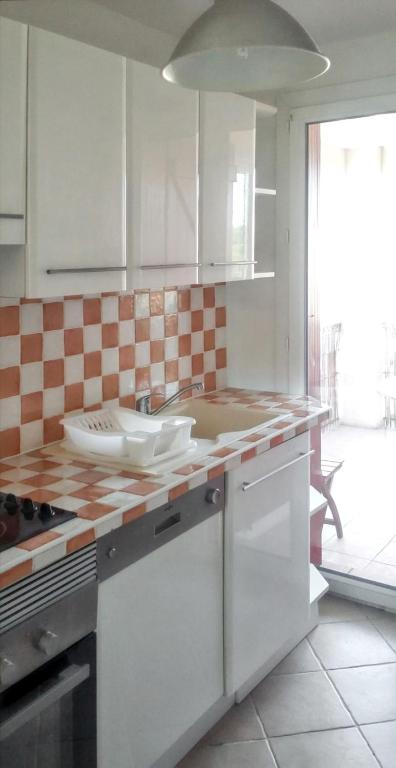 Appartement contemporain à Saint-Cyr-sur-Mer avec balcon. - 2