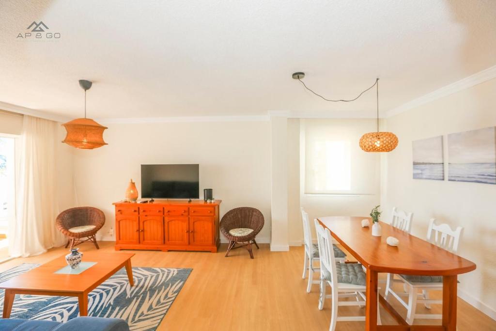 Beachfront Bliss, Terrace & Stunning Sea Views - 4