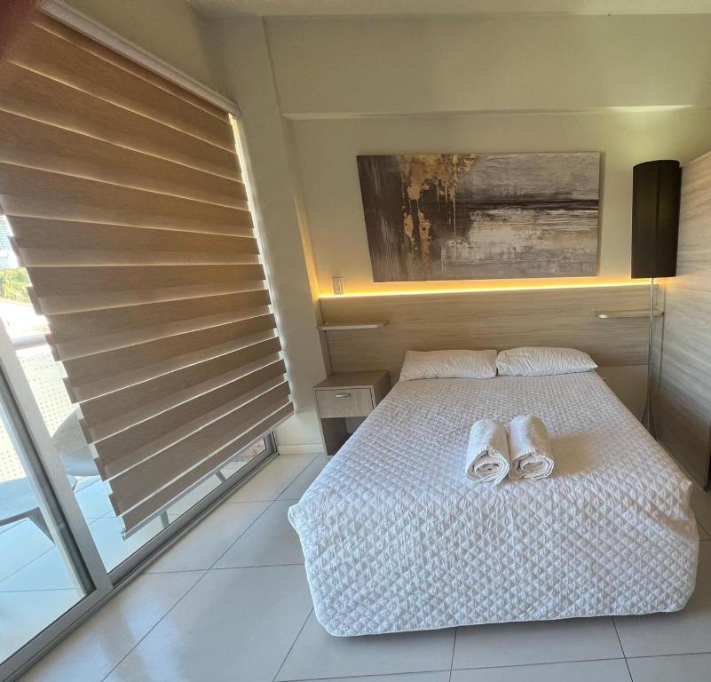 ZONA VIP elegante y comodo APARTAMENTO FAMILIAR CON BALCON y hermosa vista a la calle, canal isuto zona equipetrol - 3