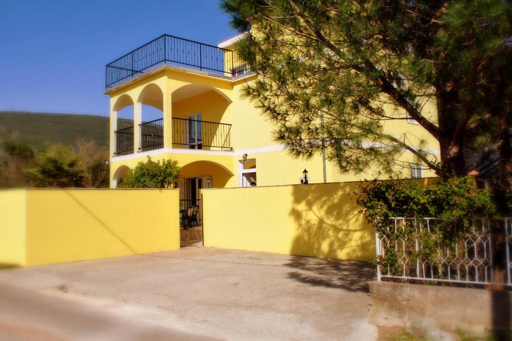 Apartments Villa-G Lustica — Hotel in Herceg Novi