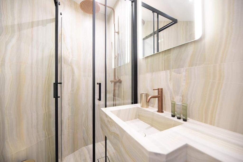 Cosy Apartment in Central Paris with AC - 3
