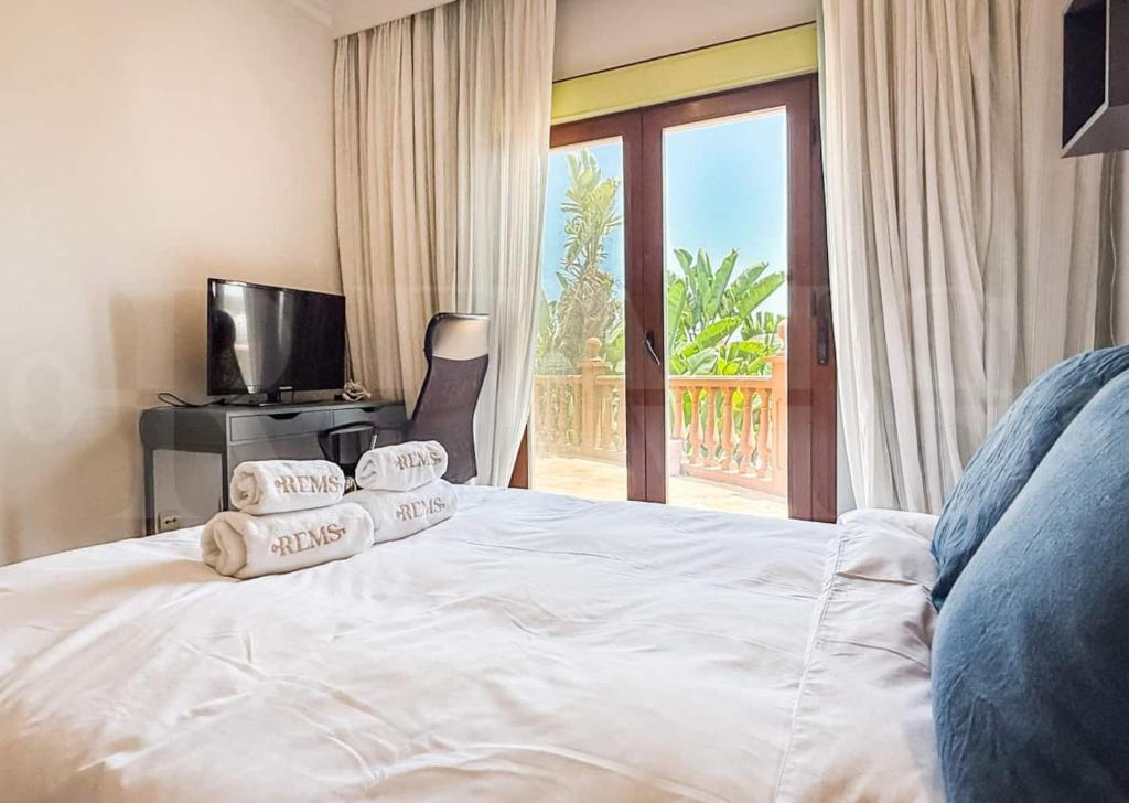 4 Bed villa with Pool and Cinema Room - 1