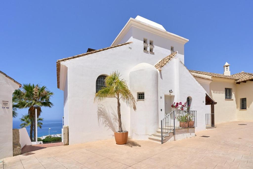 Sunny Sea View Condo with Private Patio, Shared Pool, Amazing Views, Full Kitchen - 1