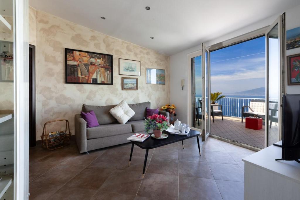 Spacious Sorrento Villa with Pool, Jacuzzi & Panoramic Sea View - 4