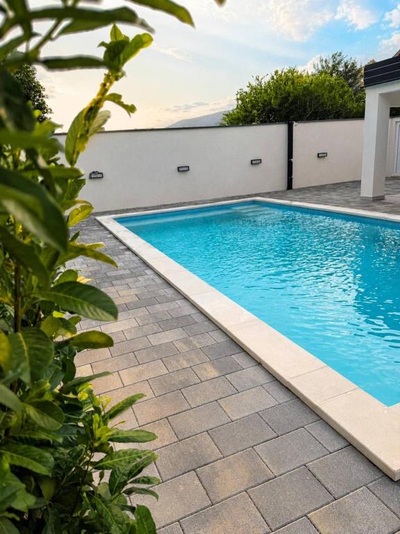 Elaan Pool Residence - 1