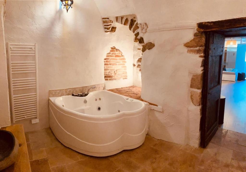 Charming studio with private spa and a unique setting - 4