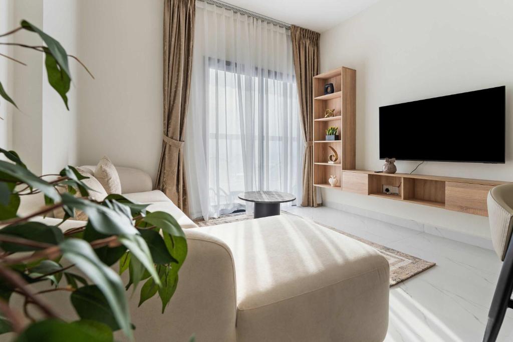 Stylish 1BR with Pool Gym & Metro Access