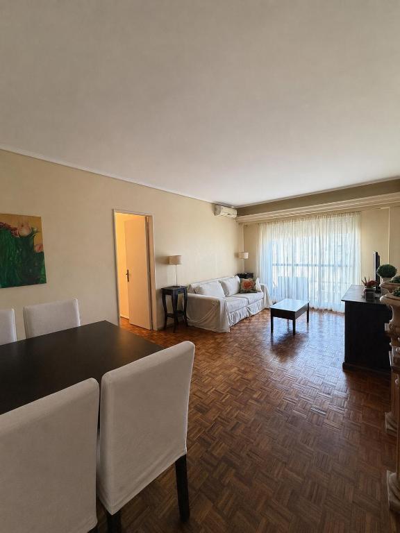 Amplio apartamento en torre de Recoleta - 1
