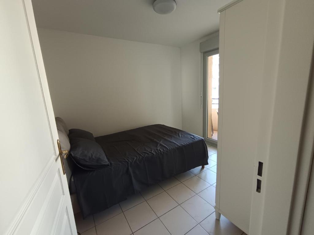 1 Bedroom Air-Conditioned Apartment Beach Wi-Fi - 5