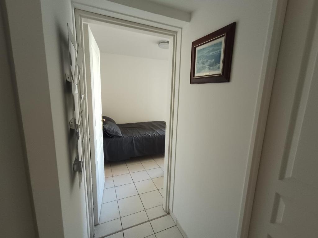 1 Bedroom Air-Conditioned Apartment Beach Wi-Fi - 4