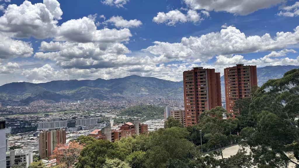 Apto excelente vista a medellin, cerca a todo - 4