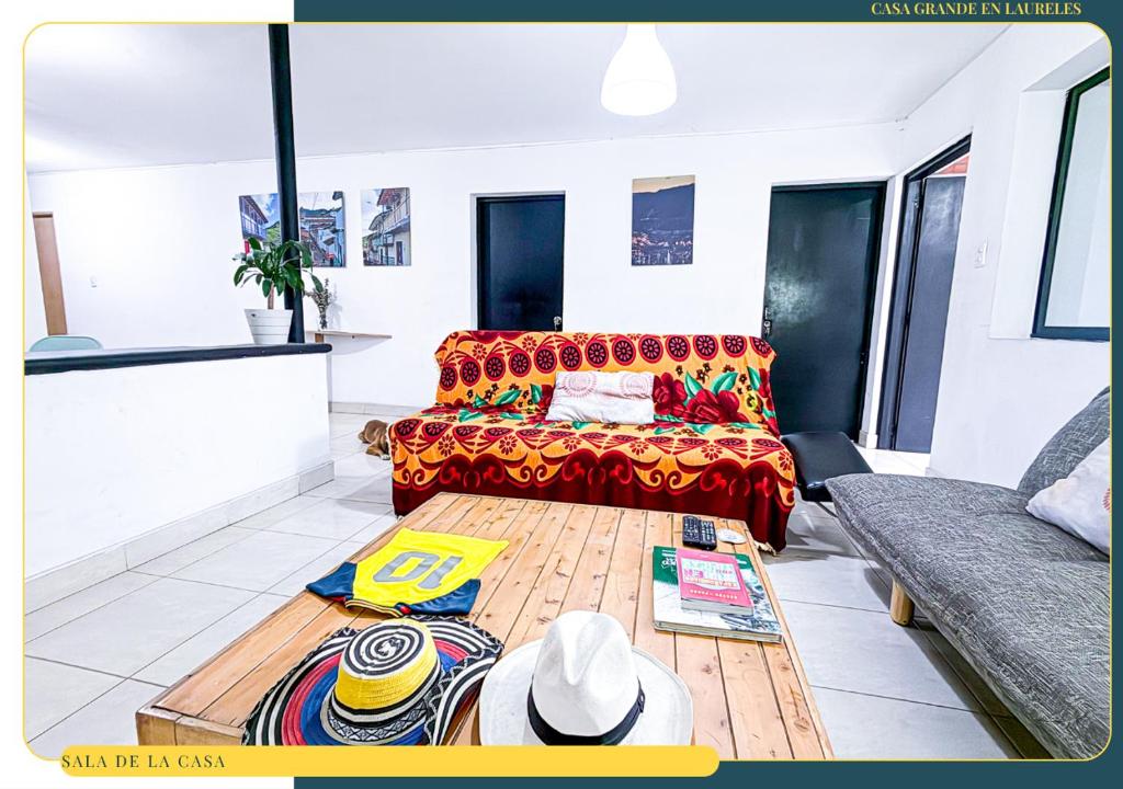 Amplia Casa en Laureles, Zona Residencial y Tranquila - 2