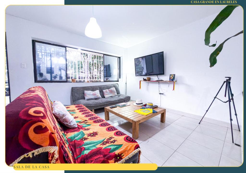 Amplia Casa en Laureles, Zona Residencial y Tranquila - 1