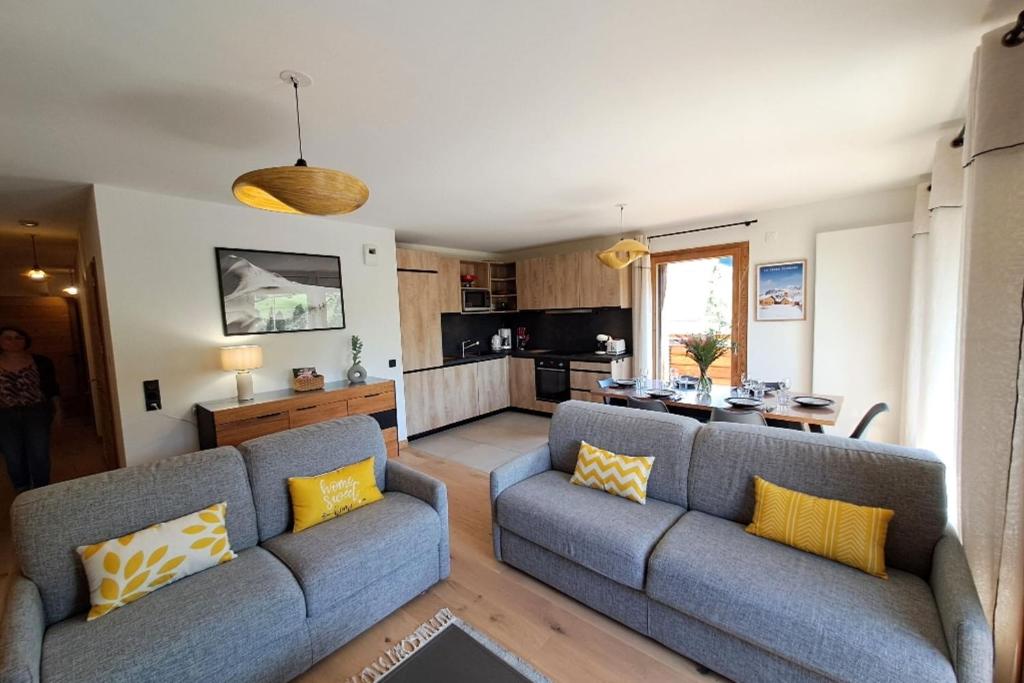 Spacious 8-person apartment with mountain views - 1