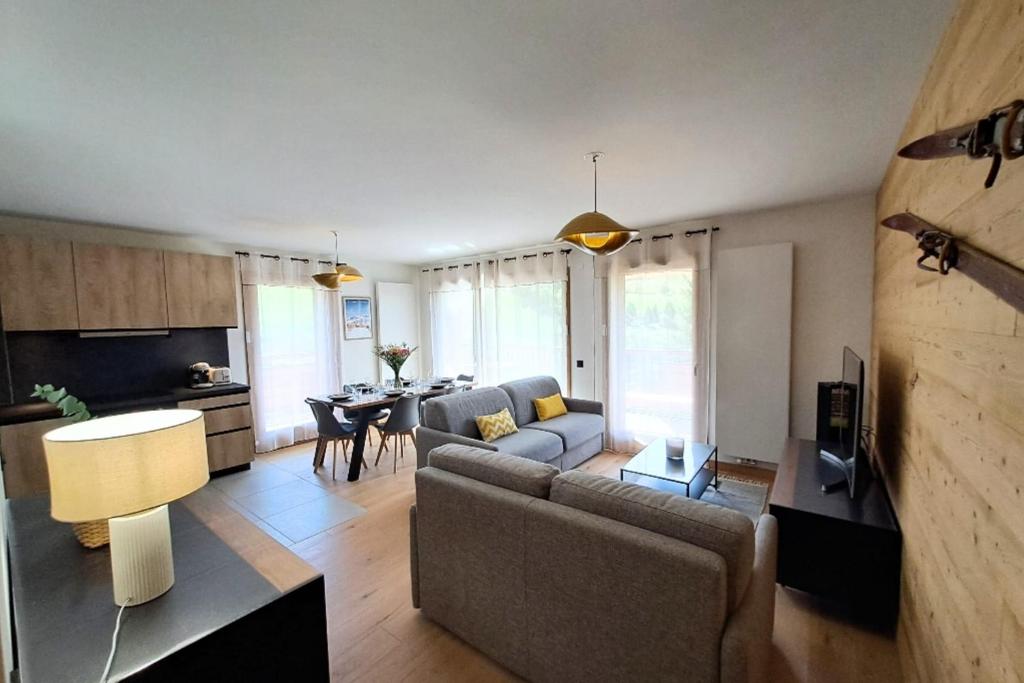 Spacious 8-person apartment with mountain views - 2