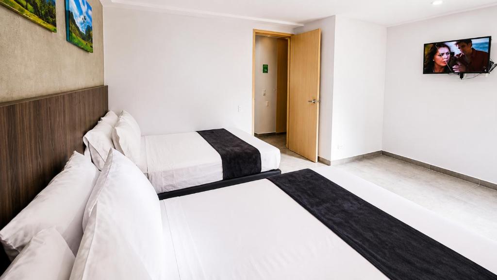 Cold AC, fast Wifi, best Laureles location and rates - 4