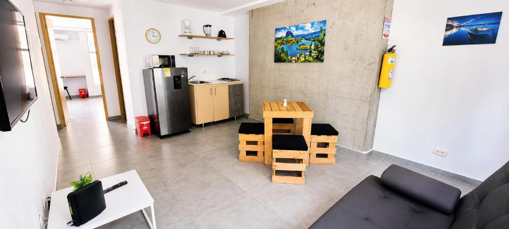Cold AC, fast Wifi, best Laureles location and rates - 5
