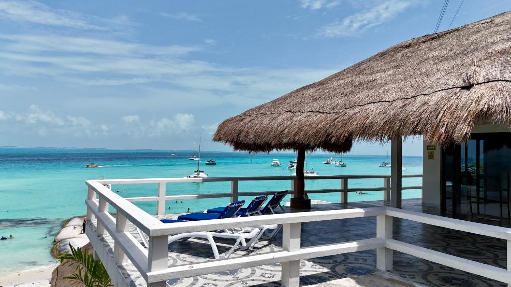 Charly Beach Hotel - 4