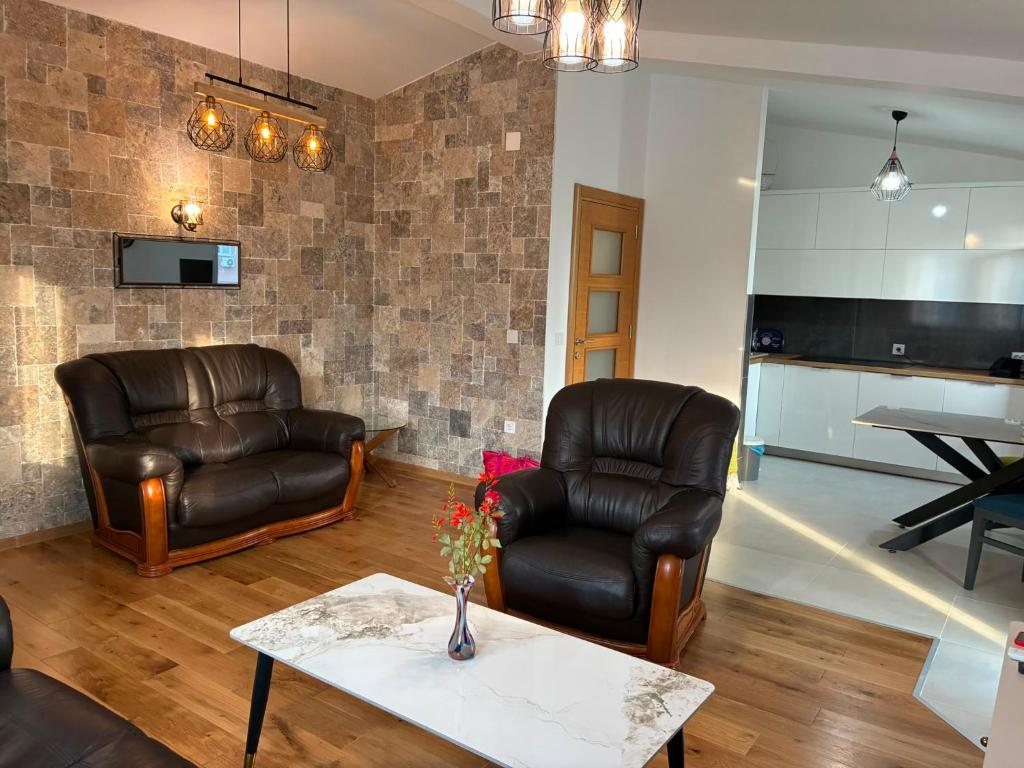 The Rustic Stone Residence - 4