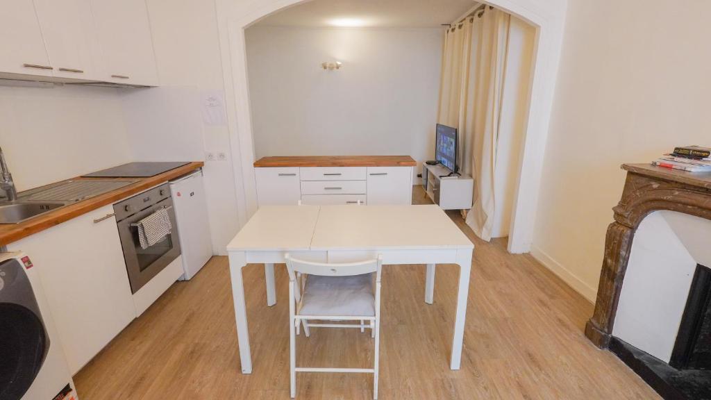 7 Historic Marais Studio near Bastille & metro - 5
