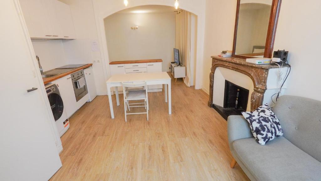 7 Historic Marais Studio near Bastille & metro - 4