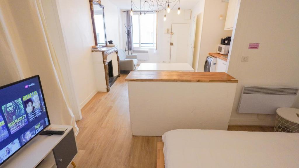 7 Historic Marais Studio near Bastille & metro - 1