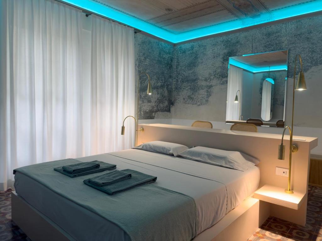 Newly renovated Luxury Suite44 History-filled home on a monumental Stairway with a Jacuzzi, located between the Downtown pedestrian area and the railway station - 2