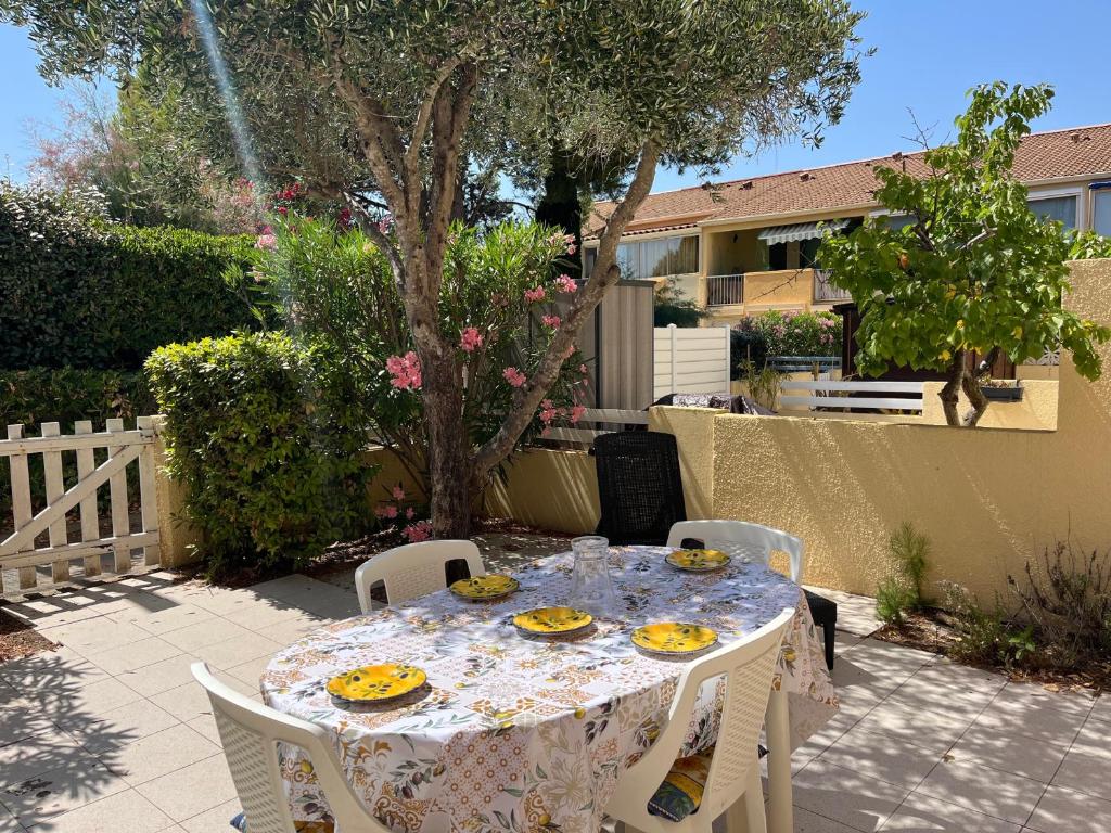 Location T2 Gruissan : Piscine, Parking, Clim, Proche Plage - Idéal Famille - FR-1-796-1 - 1