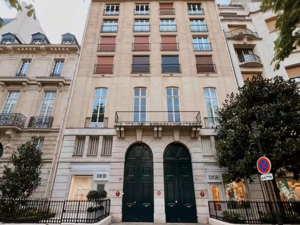 Champs-Elysées Apartment for 6 Guests - 1