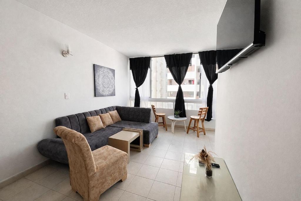 Family Oceanside Pool & Private Beach Access 3 BDRM Apartment - 1