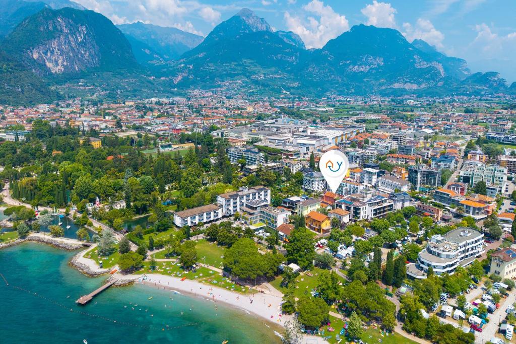 Blu Gem Modern 1BR Apt. in Riva del Garda (Sleeps 4) - Happy Rentals - 2