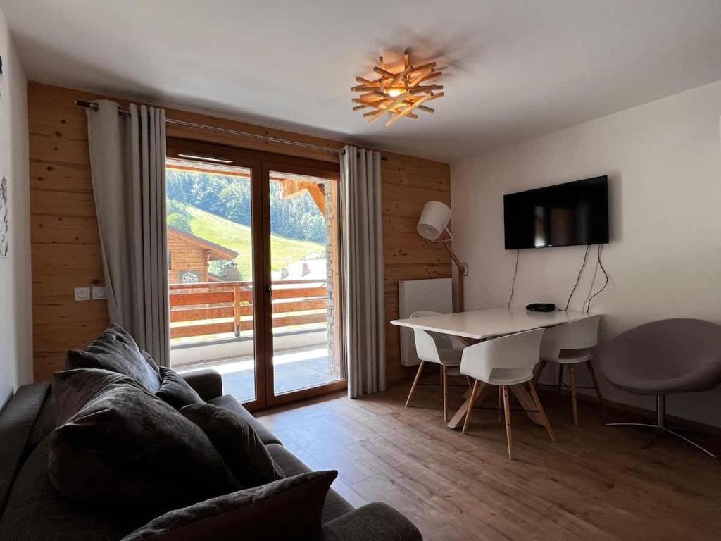 Modern Apartment with Sauna & Large Balcony - 4