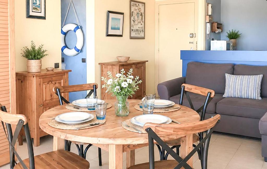 1 Bedroom Beautiful Apartment In La Rochelle - 3