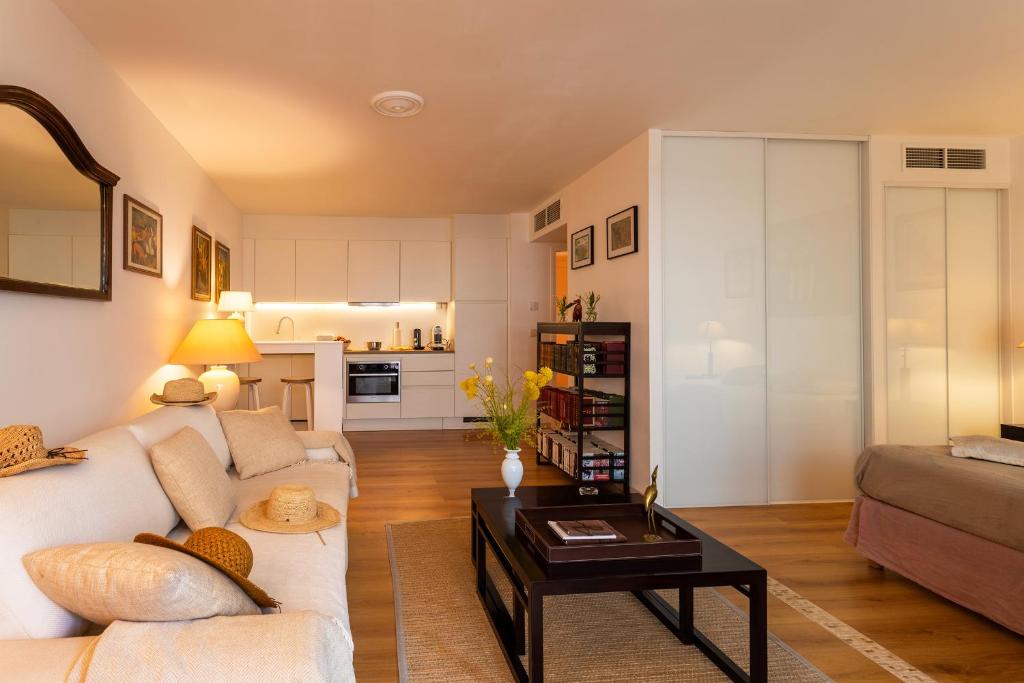NICE CARRE D'OR AP4403 By Riviera Holiday Homes - 5