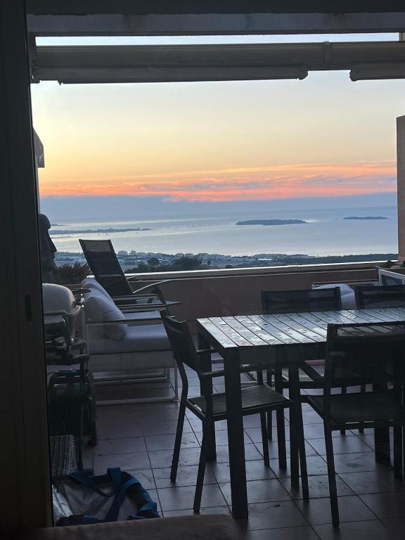 Beautiful quiet 2-bedroom apartment with panoramic sea view - 5