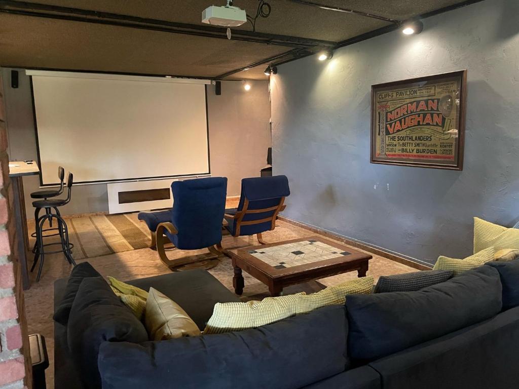 4 Bed villa with Pool and Cinema Room - 5