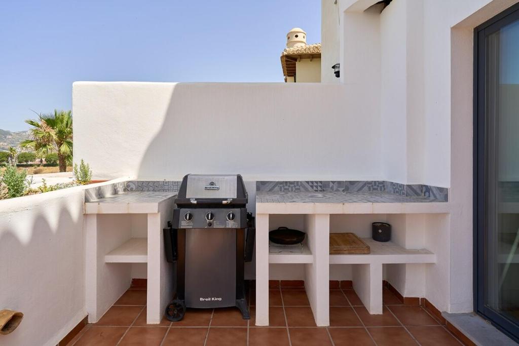 Sunny Sea View Condo with Private Patio, Shared Pool, Amazing Views, Full Kitchen - 3