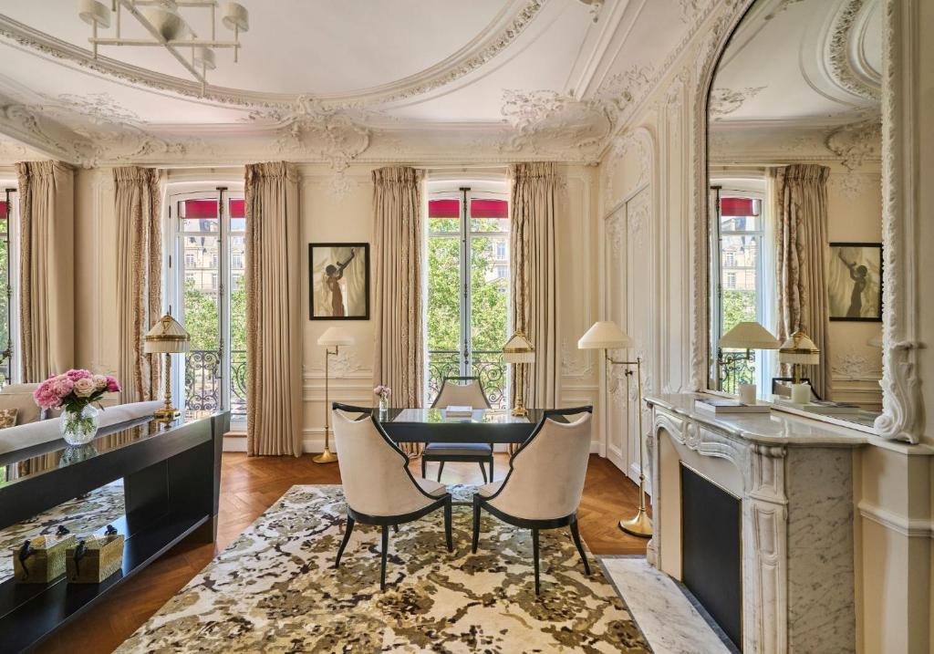 Shared lounge/TV area, Hotel Barriere Le Fouquet's Paris in Paris