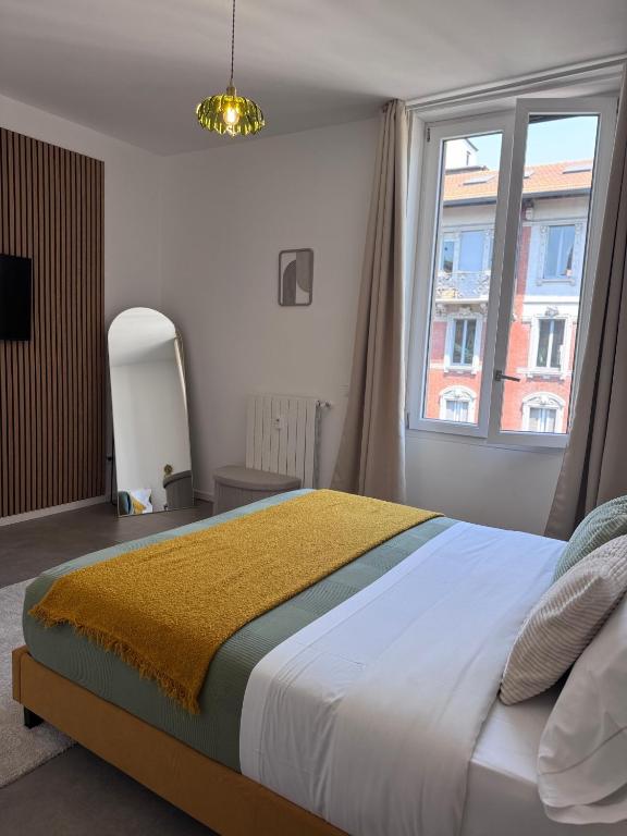 Charming 2 Bed room apartment with private Baths in City Center - 2