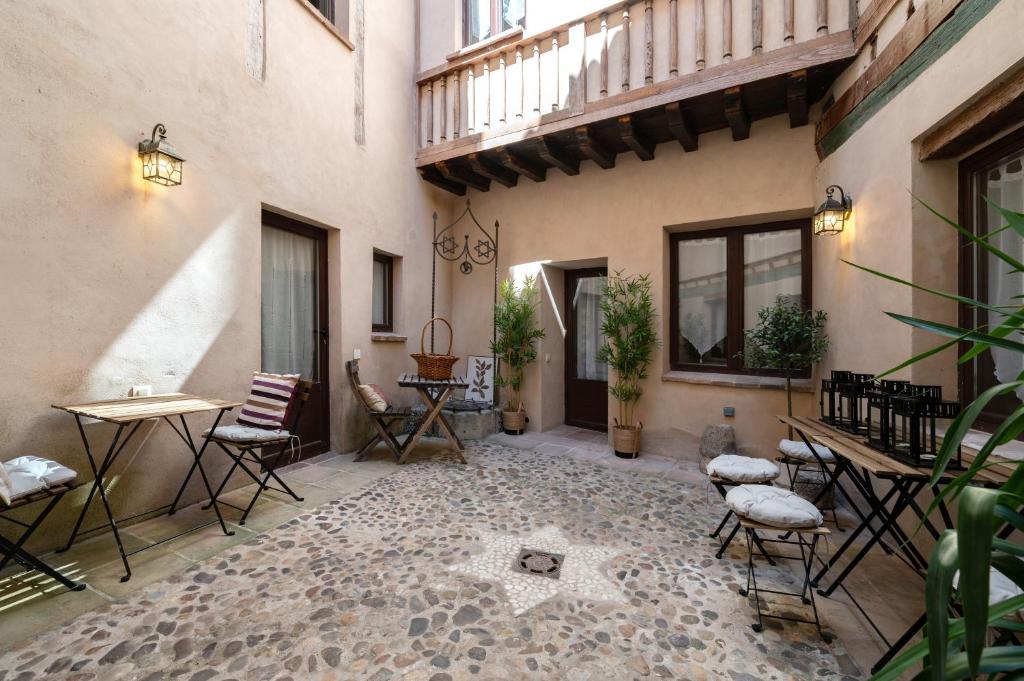 Patio in the Heart of Toledo , Pets , Family - 1