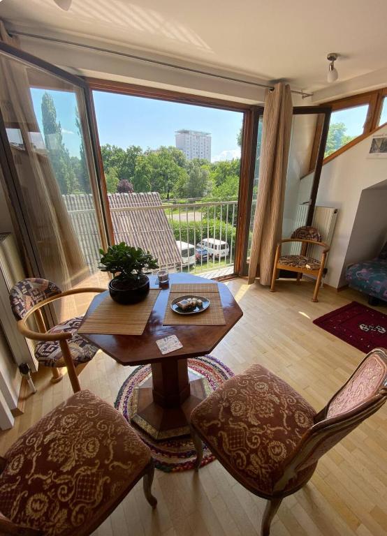 BuenaVista Loft - Sun-Filled Balcony & Park Views - 2