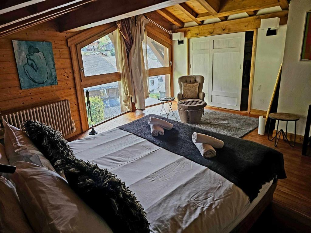 Large Superior Style Chalet - Central Location - 2