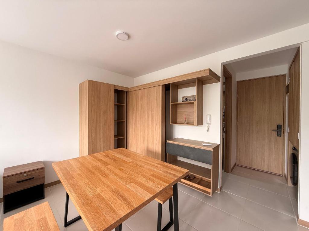 Comfort & Convenience Styling Loft in the Heart of the University Distric - 2