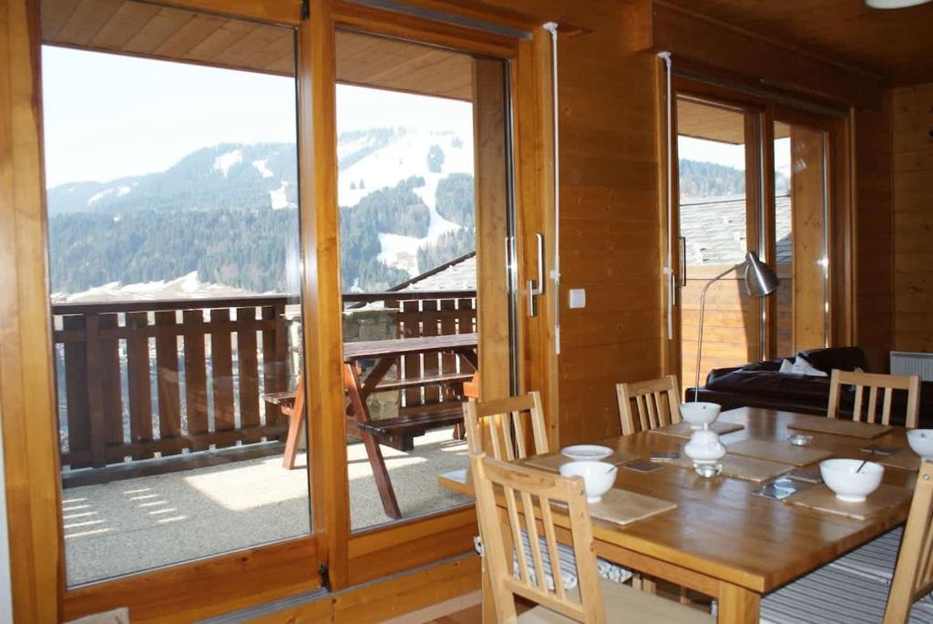 On Ski Bus Route - Spacious - Sleeps 8 - 5