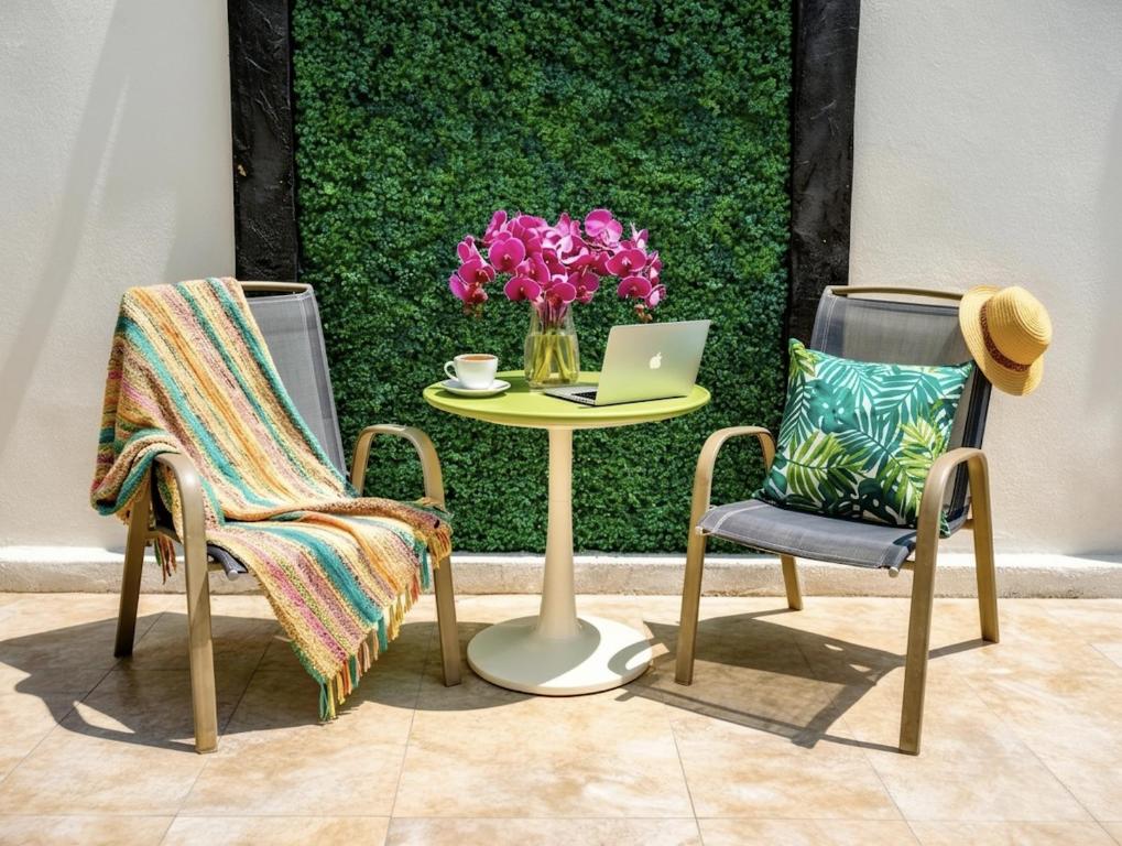 Boutique Romantic King & 2BR Suites, Sleeps 2-8, #1 Beach Mexico & Cenote - 8 Min Walk, Kitchen, Fast WiFi, AC, Bikes - 5