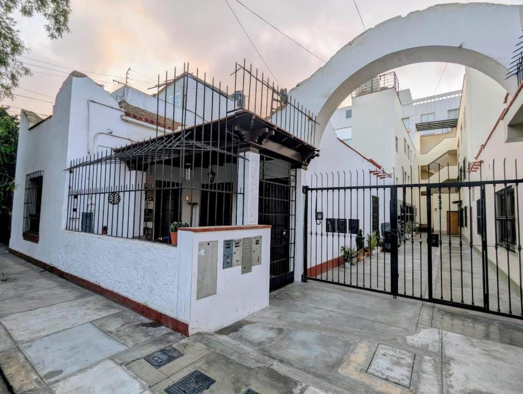 Studio in Miraflores with bathroom kitchen and terrace - 2