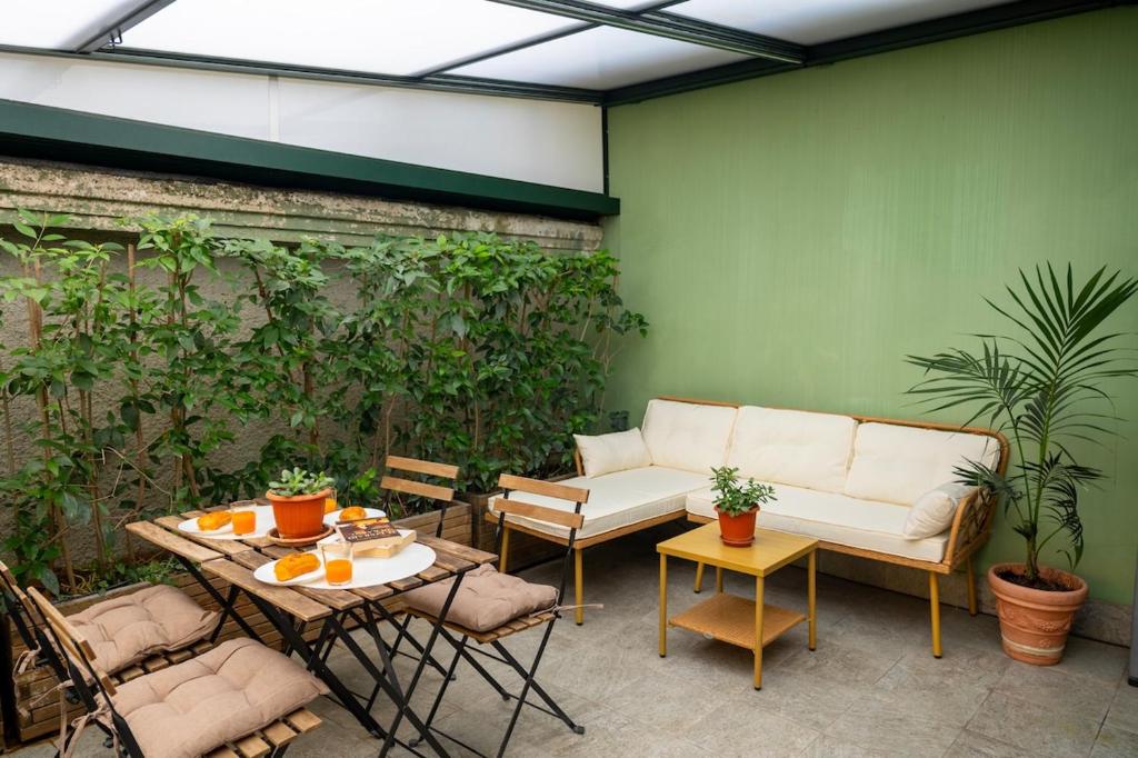 Relaxing Terrace, Cathedral - Central Station M1 - 1
