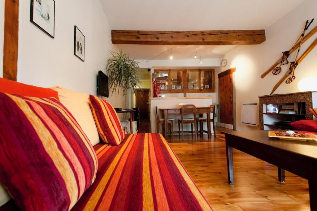 Historic Centre Studio, St-André & Bastille view! - 1