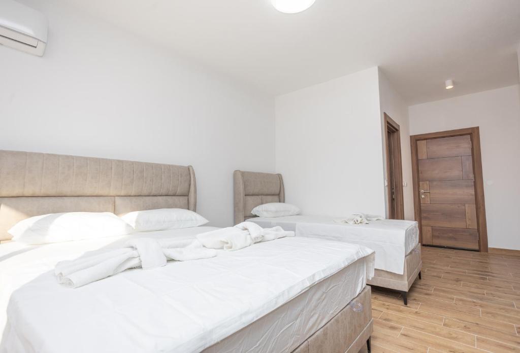 Amber Lux Apartments - 5